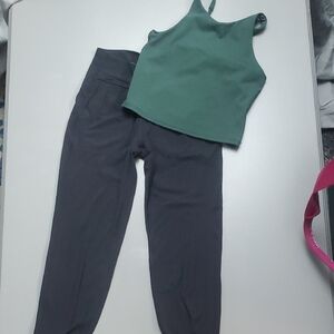 All in Motion Green Tank Top And Black Leggings With 2 Pockets